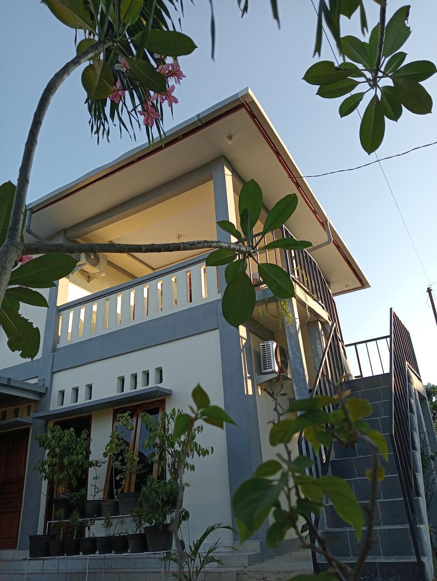 Yusilver Guest House Лабуан Баджо Екстериор снимка