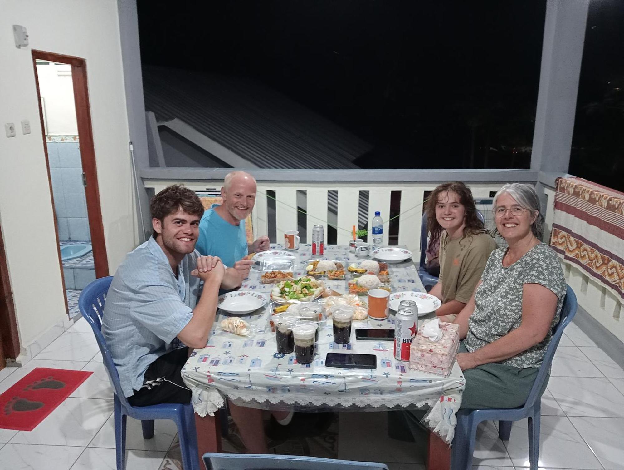 Yusilver Guest House Лабуан Баджо Екстериор снимка